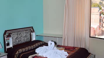 Quarto casal ou duplo básico | Escrivaninha, Wi-Fi de cortesia