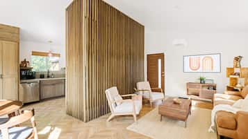 Smart TV, chimenea, videojuegos y libros