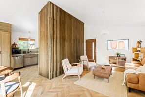 Smart TV, chimenea, videojuegos y libros 