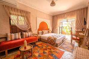 Suite Premium, 1 cama de matrimonio grande, terraza, vistas a la piscina | Ropa de cama de alta calidad, colchones viscoelásticos, minibar