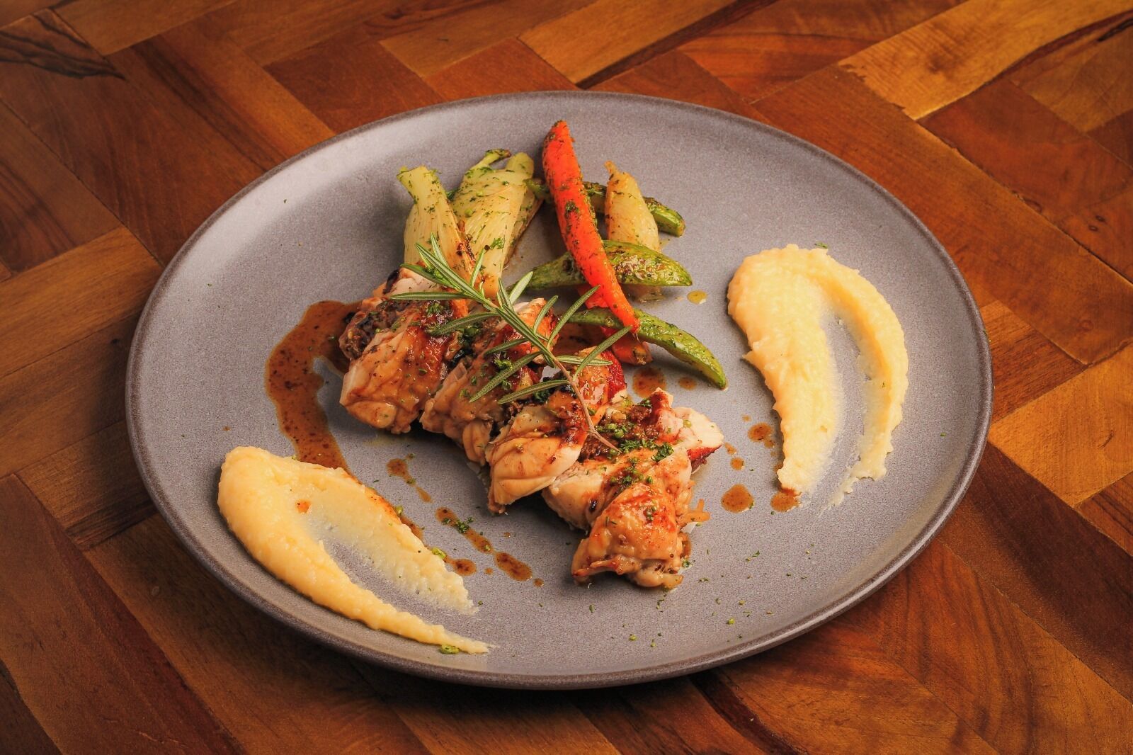 Een bord eten met verschillende groenten en saus.