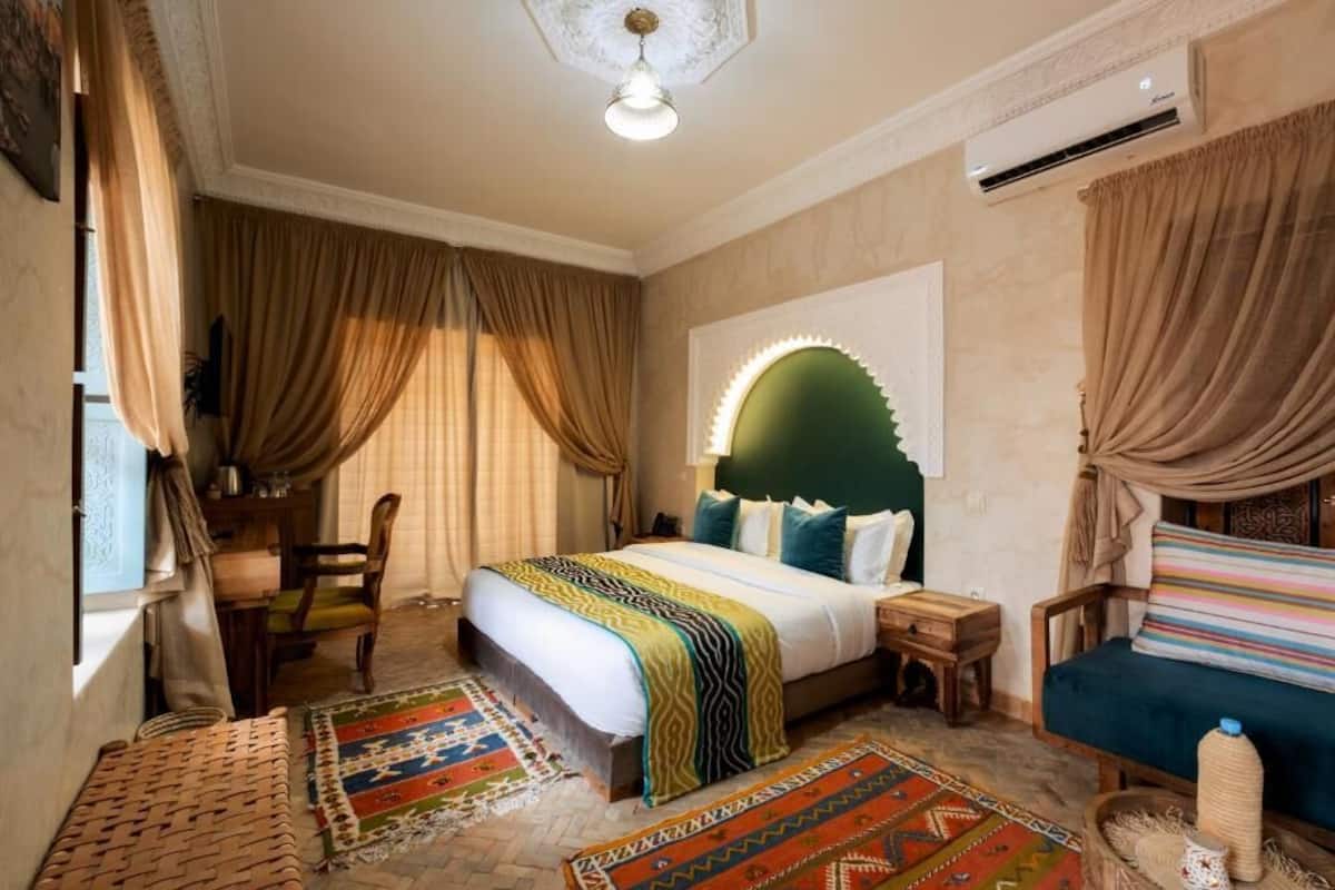 أغطية فراش متميزة وأسرّة بإسفنج يتكيف مع شكل الجسم وميني بار