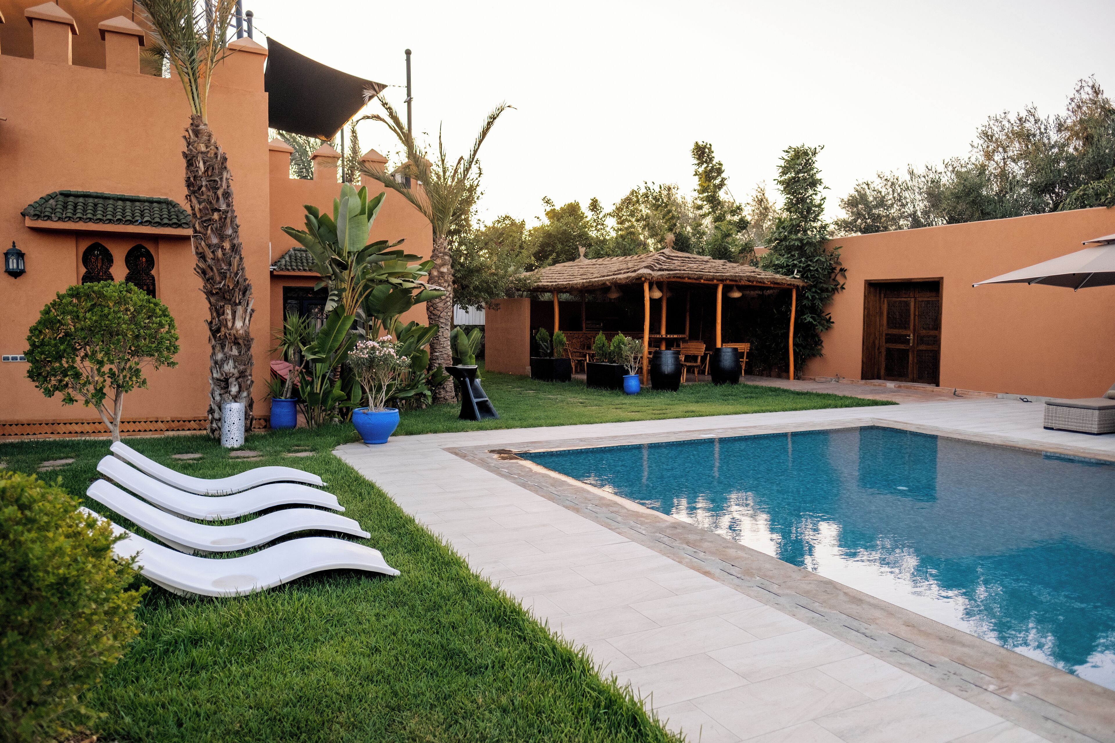 야외 수영장, 10:00 ~ 19:00 오픈, 수영장 파라솔, 일광욕 의자