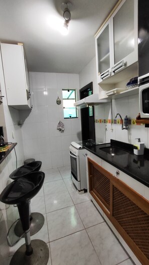 Geladeira, micro-ondas, fogão, cooktop