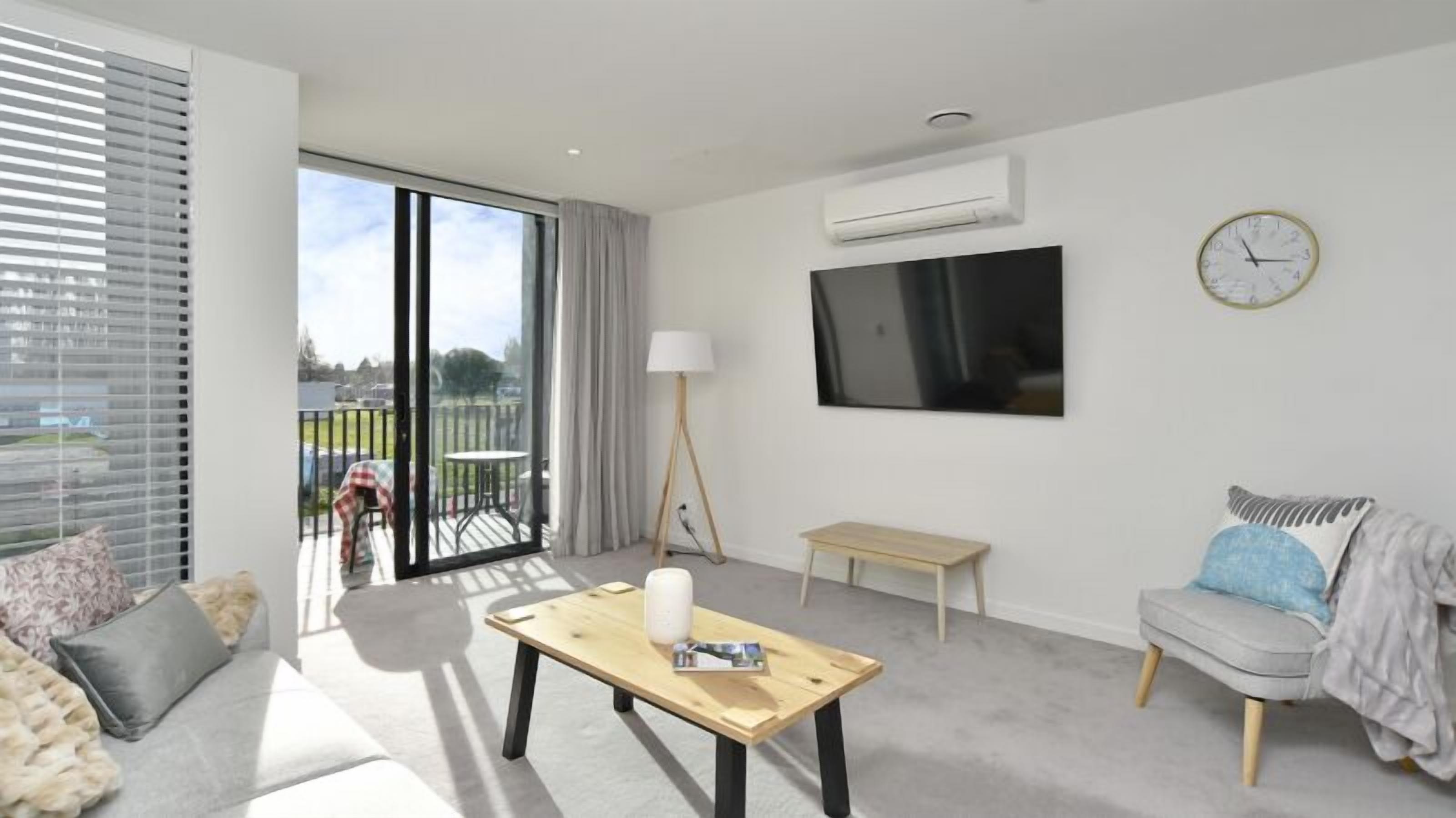 Smart TV, computer monitors