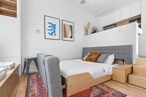 6 bedrooms, desk, iron/ironing board, travel crib