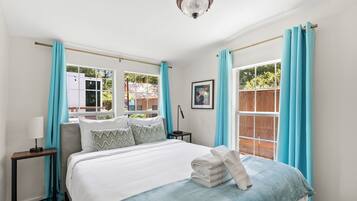 6 bedrooms, desk, iron/ironing board, travel crib