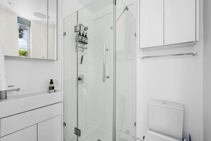 Een douche, een haardroger, handdoeken