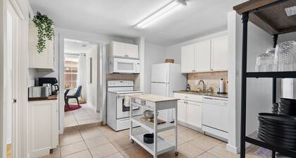 8 blocks from DT Austin Group Getaway with Pool