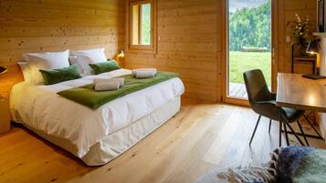 5 bedrooms, iron/ironing board, WiFi, bed sheets