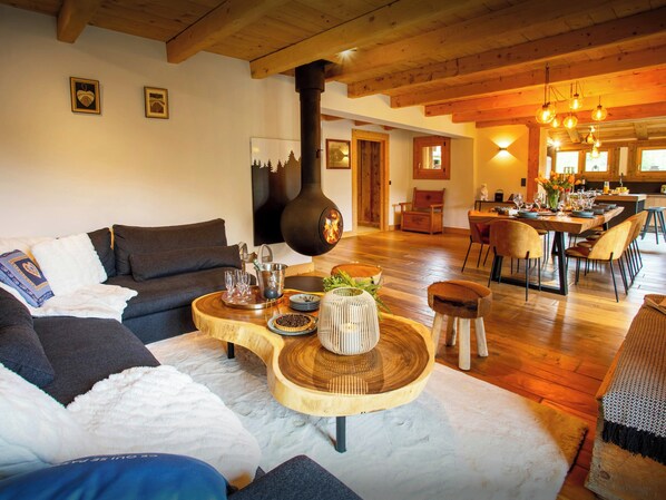 Televisión, chimenea y estéreo 