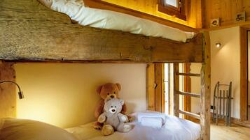 5 bedrooms, iron/ironing board, WiFi, bed sheets