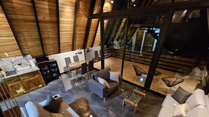 Un interior moderno con cocina, comedor y zona de estar.