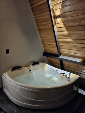 Indoor spa tub