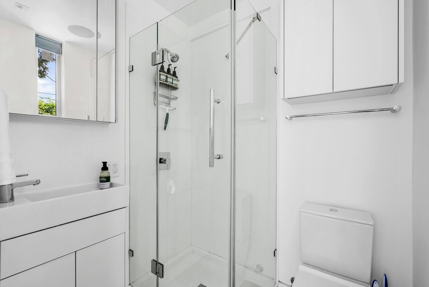 Een douche, een haardroger, handdoeken