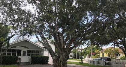 Cozy Cottage in the Heart of Downtown Delray