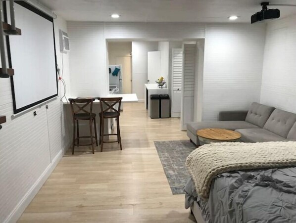 6 عدّة غرف نوم وواي فاي وملاءات أسرّة