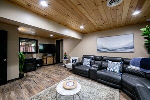 Älytelevisio, takka, videopelejä, tietokoneen näyttö