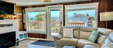 TV connectée, cheminée, écrans d'ordinateur