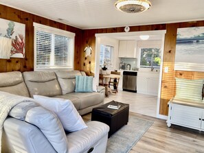 TV connectée, cheminée, écrans d'ordinateur