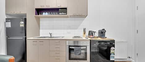 Mikrobølgeovn, ovn, kokeplater og oppvaskmaskin