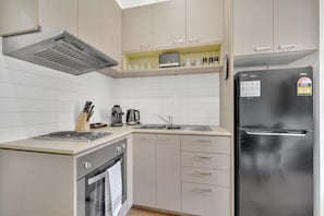 Microondas, horno, placa de cocina y lavavajillas