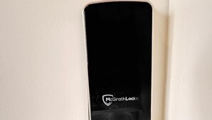 Eine moderne Tür mit einem McGrath Locks elektronischen Schließsystem.