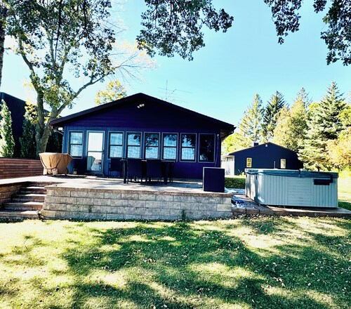 Escape to the shores of Lake Florida for amazing sunrises and sunsets!