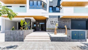 Een modern gebouw met een naamplaatje: BRISALAGUNA HOTEL.