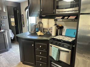 Réfrigérateur, micro-ondes, four, plaque de cuisson