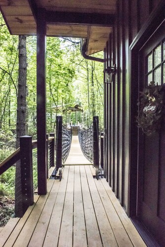 Luxury Treehouse 20 miles from asheville. 