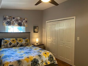 2 bedrooms, iron/ironing board, WiFi, bed sheets - Cute and comfortable lake view cottage! (Decatur)