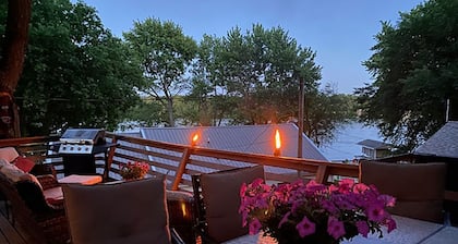 Cute and comfortable lake view cottage!