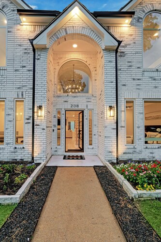 Spacious Luxury Modern Farmhouse  Gameroom + Chef’s Kitchen + EV Charger