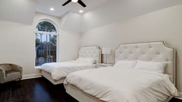 4 habitaciones, escritorio y tabla de planchar con plancha