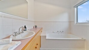 Shower, hair dryer - Skyview with Heated Pool and Views (Blairgowrie)