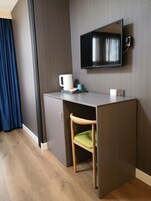 Caja de seguridad en la habitación, escritorio y cortinas blackout 