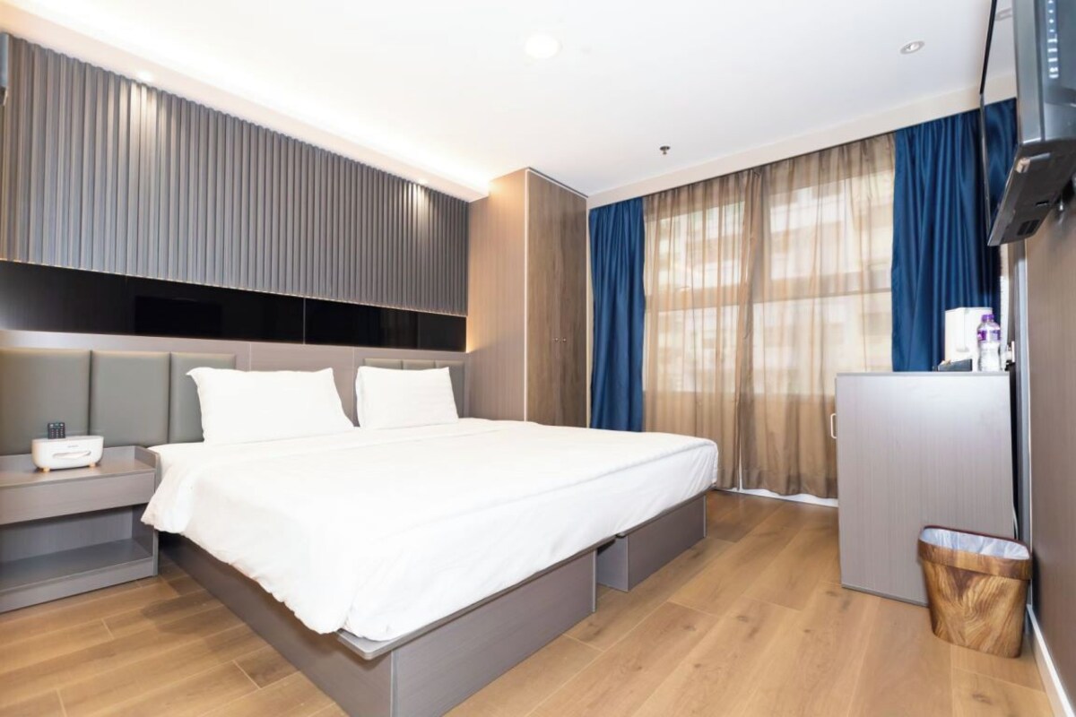In-room safe, desk, blackout drapes, iron/ironing board (on request)