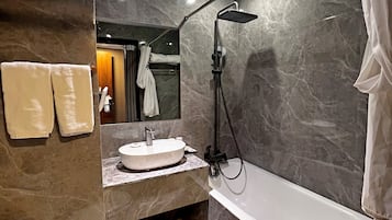 Deluxe Room | Bathroom | Bathtub, hair dryer, slippers, towels