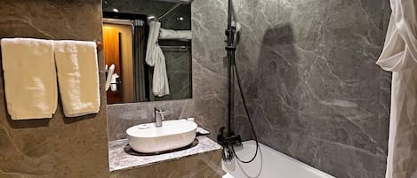 Deluxe Room | Bathroom | Bathtub, hair dryer, slippers, towels