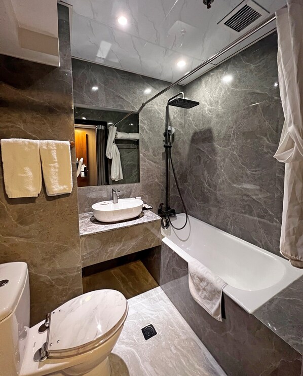Deluxe Room | Bathroom | Bathtub, hair dryer, slippers, towels
