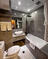 Kamar Deluks | Kamar mandi | Bathtub, pengering rambut, sandal, dan handuk