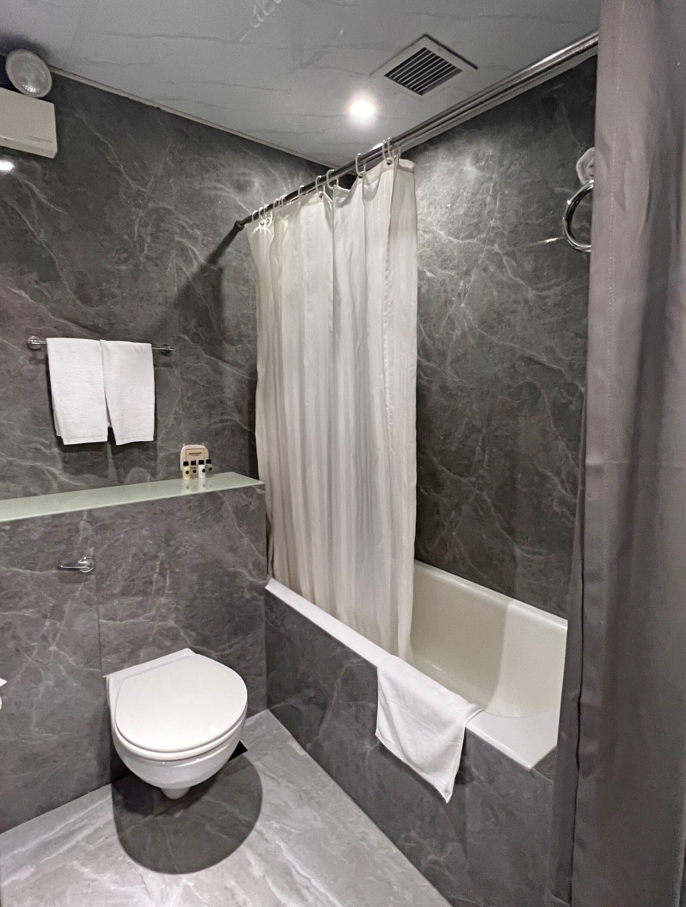 Badewanne, Haartrockner, Hausschuhe, Handtücher