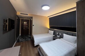 Habitación Deluxe | Caja fuerte, escritorio, cortinas opacas y tabla de planchar con plancha
