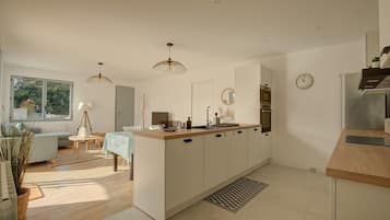 Coffee/tea maker, fridge, microwave, oven