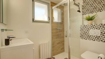 Shower, hair dryer, towels