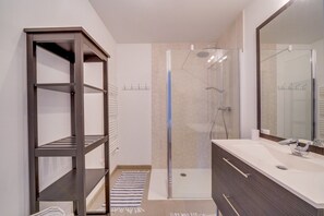 Dusche, Haartrockner, Handtücher