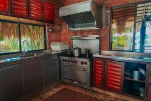 Private kitchen - Luxurious villa with private beach access and spacious gardens (Barahona)