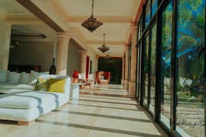Terrace/patio - Luxurious villa with private beach access and spacious gardens (Barahona)