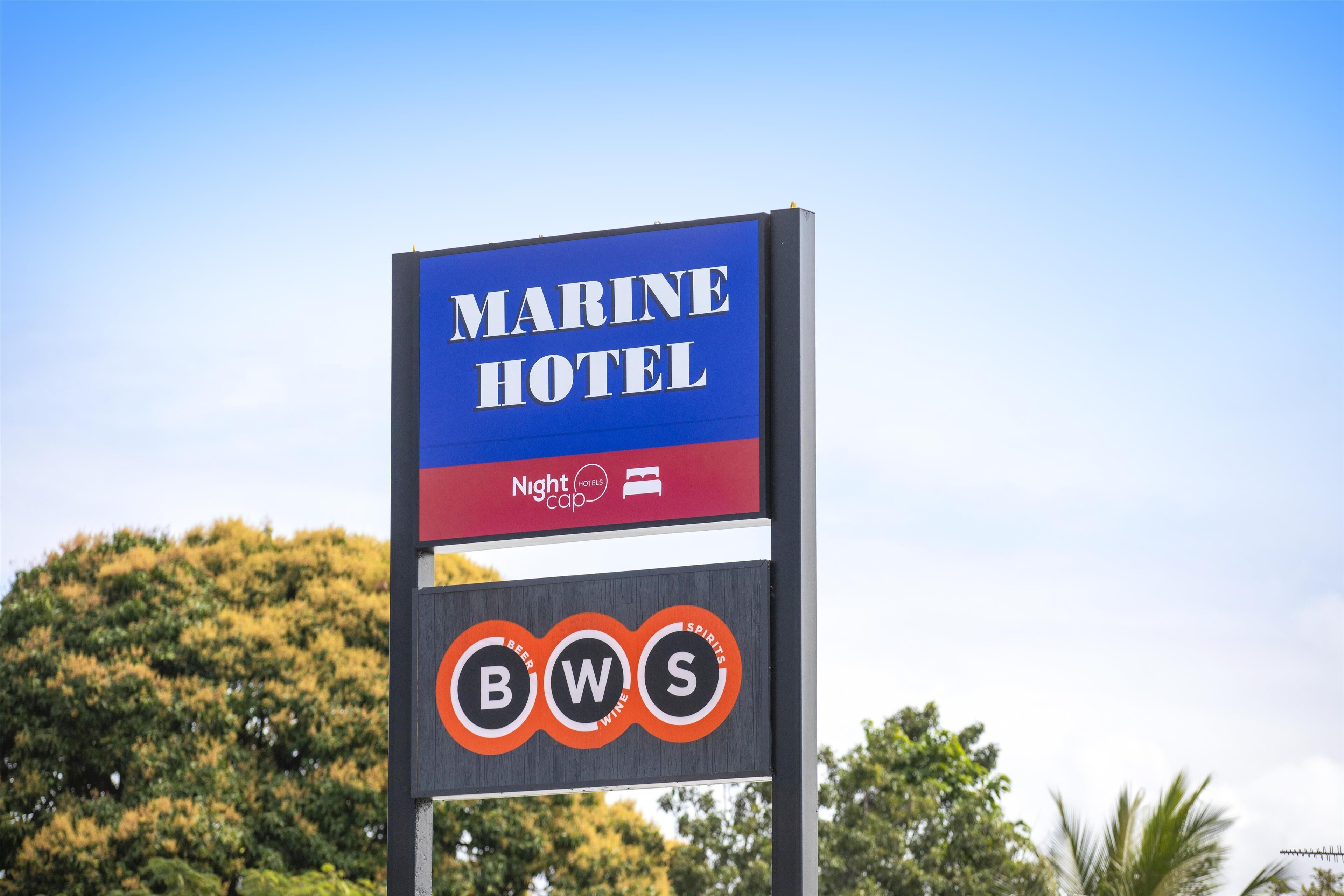 Schild des Marine Hotels mit Logo für Wein von BWS.